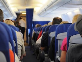 Arrestan a hombre por abusar de dos mujeres en vuelo a Boston