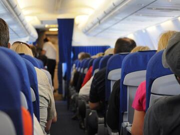 Arrestan a hombre por abusar de dos mujeres en vuelo a Boston