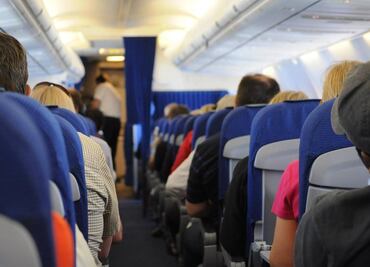 Arrestan a hombre por abusar de dos mujeres en vuelo a Boston