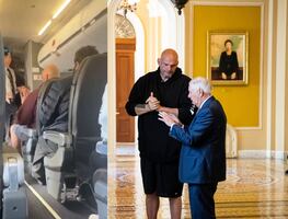 Senador estadounidense retrasa vuelo tras negarse a ponerse el cinturón de seguridad y discutir con el piloto. VIDEO