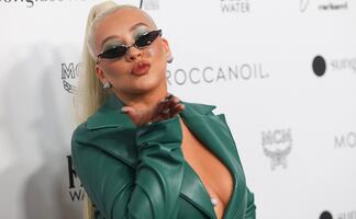 Christina Aguilera seduce en alfombra roja con gabardina de cuero braless