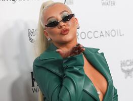 Christina Aguilera seduce en alfombra roja con gabardina de cuero braless