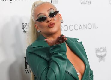 Christina Aguilera seduce en alfombra roja con gabardina de cuero braless