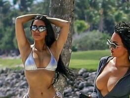 Kim Kardashian recibe la primavera con sesión en bikini en la playa