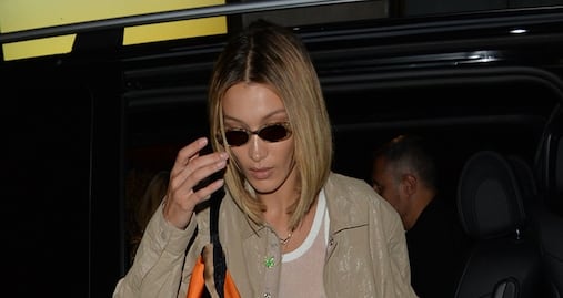 Bella Hadid impacta con blusa transparente al estilo braless en Londres