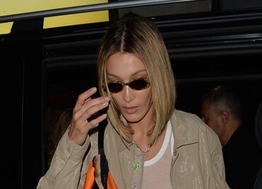 Bella Hadid impacta con blusa transparente al estilo braless en Londres