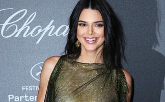 Kendall Jenner deslumbra con espectacular bikini negro y botas altas 