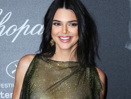 Kendall Jenner deslumbra con espectacular bikini negro y botas altas