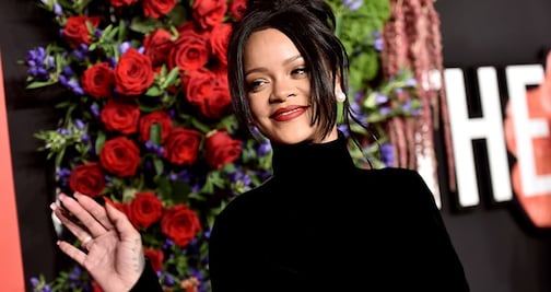Rihanna posa con minifalda deportiva y 'enciende' Instagram