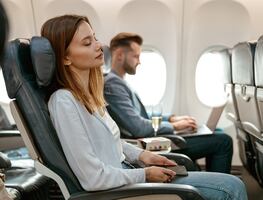 ¿Por qué no deberías dormirte en el avión antes del despegue? Aquí las razones