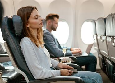 ¿Por qué no deberías dormirte en el avión antes del despegue? Aquí las razones