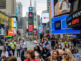 899 personas recibieron vacunas expiradas de Pfizer en Times Square