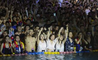 Residentes de Wuhan defienden su derecho a festejar tras "vencer al virus"