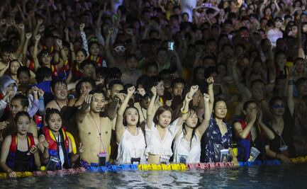 Residentes de Wuhan defienden su derecho a festejar tras "vencer al virus"