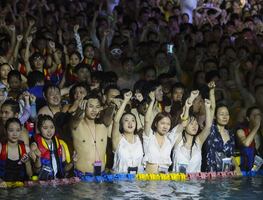 Residentes de Wuhan defienden su derecho a festejar tras "vencer al virus"