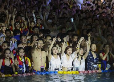 Residentes de Wuhan defienden su derecho a festejar tras "vencer al virus"