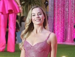 Margot Robbie derrocha glamour con vestido rosa brillante como toda una Barbie