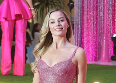Margot Robbie derrocha glamour con vestido rosa brillante como toda una Barbie