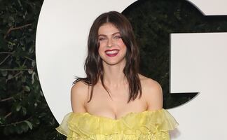 El ajustado vestido rojo con el que 'impactó' Alexandra Daddario