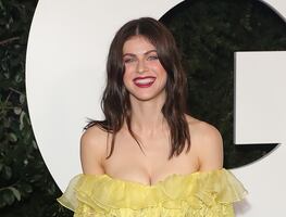 El ajustado vestido rojo con el que 'impactó' Alexandra Daddario