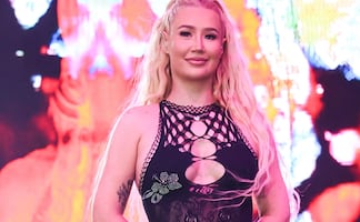 Iggy Azalea se pone un bikini de transparencias 'imposible' de llevar