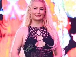 Iggy Azalea se pone un bikini de transparencias 'imposible' de llevar
