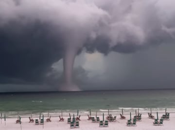 Video. Se forma impresionante tromba marina en Florida y desata miedo