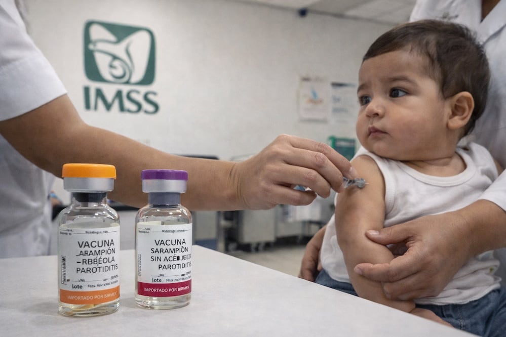 ¿Te vacunaron de bebé? Quiénes SÍ deben vacunarse hoy contra el sarampión. Foto: IA