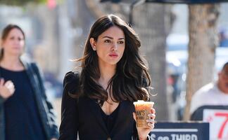Eiza González delinea su silueta con leggings rosas en Los Ángeles