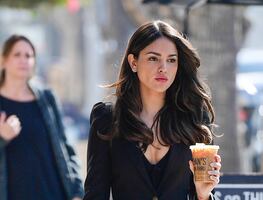 Eiza González delinea su silueta con leggings rosas en Los Ángeles