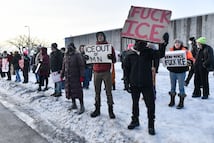 Arrestos y escuelas cerradas en Minneapolis tras protestas por muerte de mujer baleada por ICE. VIDEOS