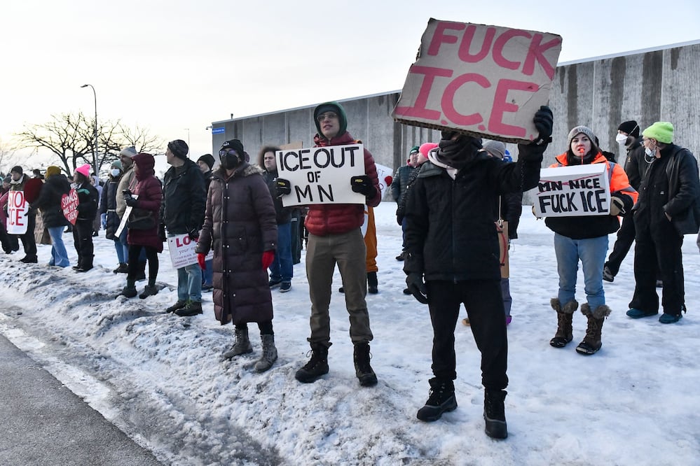 Arrestos y escuelas cerradas en Minneapolis tras protestas por muerte de mujer baleada por ICE(Photo by Octavio JONES / AFP)