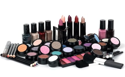 ¿Qué sí y qué no? Cómo empacar tu maquillaje en la maleta de mano