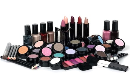 ¿Qué sí y qué no? Cómo empacar tu maquillaje en la maleta de mano