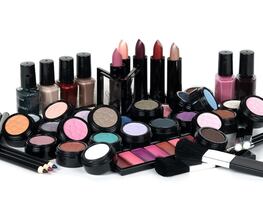 ¿Qué sí y qué no? Cómo empacar tu maquillaje en la maleta de mano