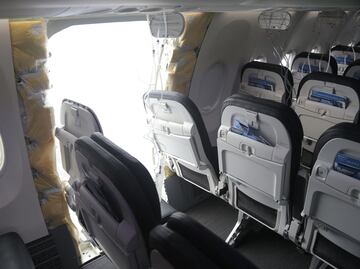Profesor halla pieza de Boeing 737 MAX 9 en su patio tras desprendimiento durante vuelo de Alaska Airlines
