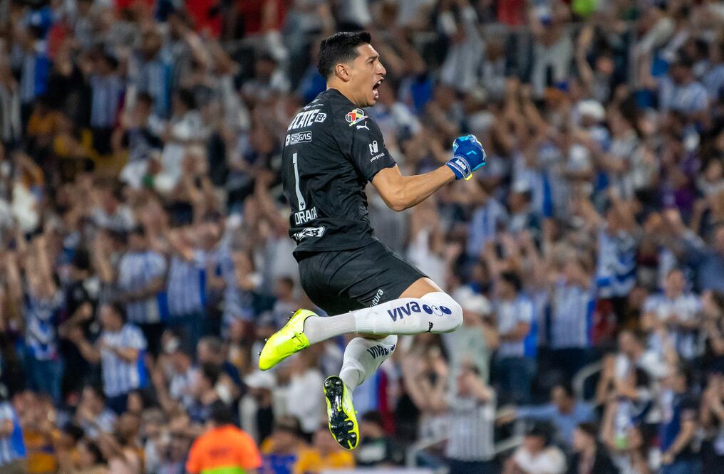 Esteban Andrada portero de Rayados festeja una anotación ante Tigres durante un partido correspondiente a la jornada 15 del Torneo Clausura. EFE/ Miguel Sierra