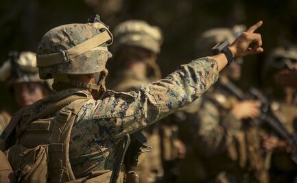 Hombre ‘ninja’ ataca con espada a soldados en California