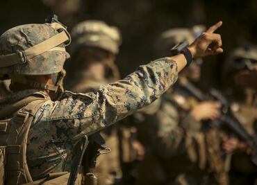 Hombre ‘ninja’ ataca con espada a soldados en California