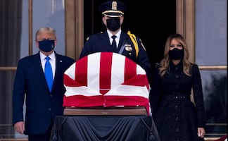 Abuchean a Trump en visita a capilla ardiente de la jueza Ruth Bader