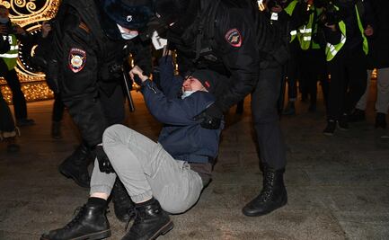 Detienen en Rusia a más de 800 manifestantes que protestan por ataque a Ucrania