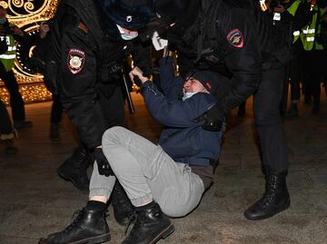 Detienen en Rusia a más de 800 manifestantes que protestan por ataque a Ucrania