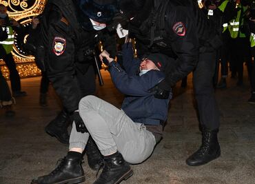 Detienen en Rusia a más de 800 manifestantes que protestan por ataque a Ucrania