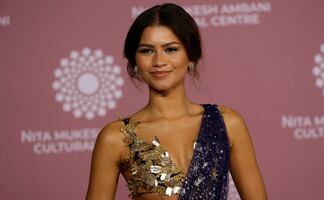 Zendaya destila glamour con lujoso vestido de bralette de oro y falda brillante