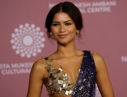 Zendaya destila glamour con lujoso vestido de bralette de oro y falda brillante