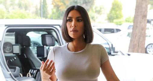 Kim Kardashian presume silueta de impacto con look deportivo