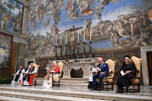 Controversia real: Afirman que el Rey Carlos debería abdicar tras rezar con el Papa León