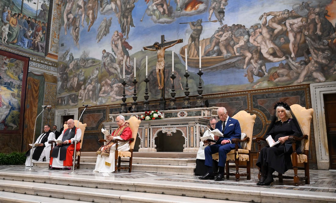 Controversia real: Afirman que el Rey Carlos debería abdicar tras rezar con el Papa. Foto: EFE/ Francesco Sforza/vatican Media