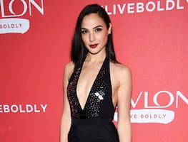 Gal Gadot posa al natural y braless con su vestido transparente más revelador