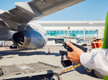 Hombre estrella su auto en aeropuerto de Maine e interrumpe sus vuelos